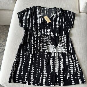 NWT Black and White swim cover up (S)